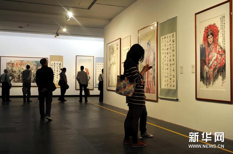 3月19日，觀眾在“嶺南風物百咏”展覽上欣賞反映嶺南戲曲藝術題材的詩書畫作品。