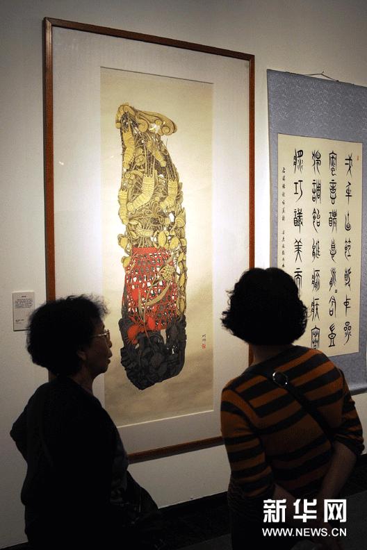 3月19日，觀眾在“嶺南風物百咏”展覽上欣賞反映嶺南戲曲藝術題材的詩書畫作品。