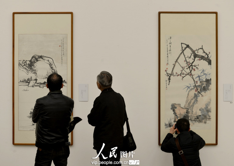 參觀者在浙江美術館欣賞何香凝的繪畫作品。