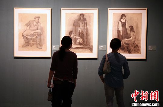 4月16日，“20世紀中國美術之旅——留學到蘇聯”美術作品展在杭州的浙江美術館開幕，市民在現場欣賞留蘇美術家作品。展覽展出上個世紀50至60年代新中國公派留學蘇聯的30余位美術家的500多幅美術作品，充分展示了他們的創作成果及對新中國美術事業的貢獻。中新社發 李晨韻 攝