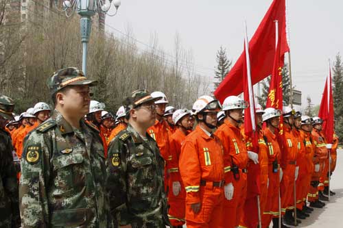 青海公安消防部隊在第一時間集結隊伍，隨時待命增援四川。