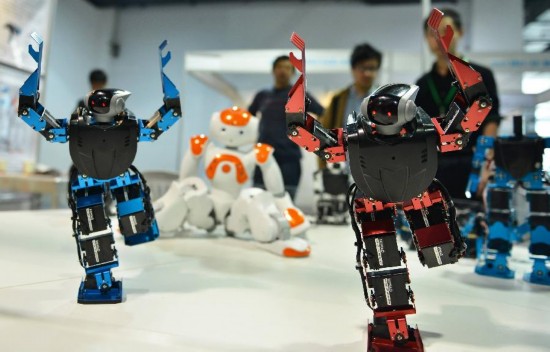 4月18日，觀眾在觀看智慧機器人表演廣播體操。新華社發（龍巍 攝）