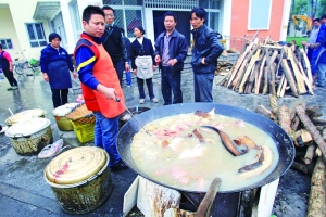 在靈關鎮中學安置點裏，災民正燉煮從倒塌房中搶出的食品，用於慰問救災人員。晨報特派雅安記者 蔡代徵/攝