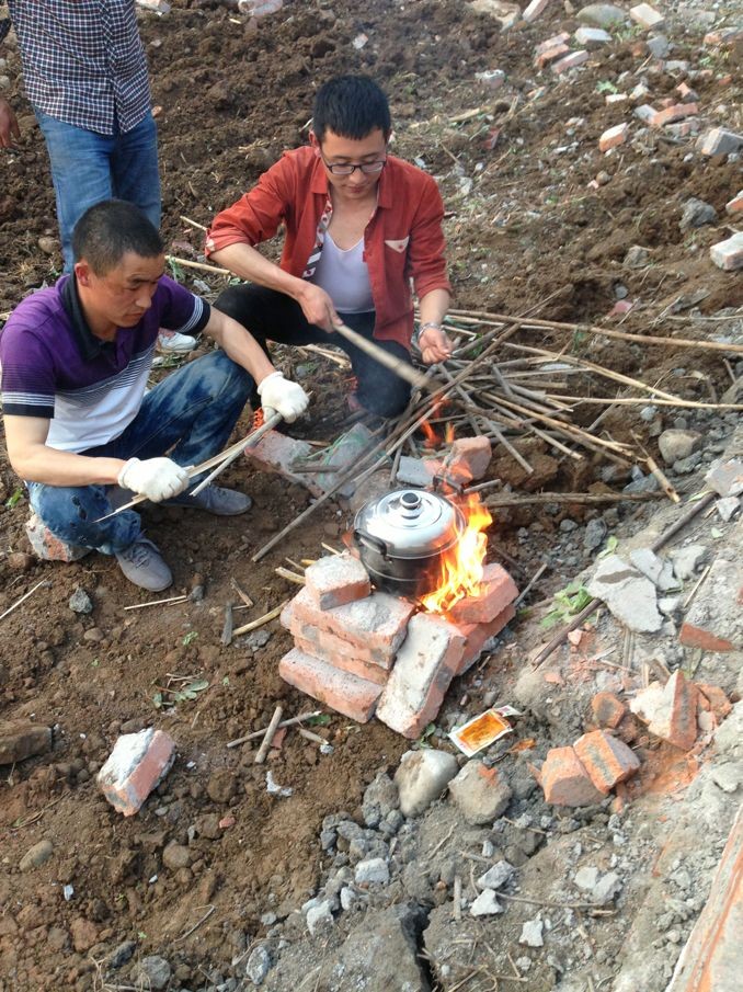 馬寶祥民族救援隊的成員用磚塊搭起簡易的灶臺正在做晚飯。