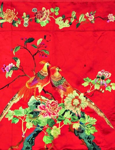 這件清代漢繡綢緞桌圍以紅綠色為主色調，上有花鳥等各種圖案，色彩鮮艷、花紋瑰麗，典雅而富麗。 實習生李斐斐 攝
