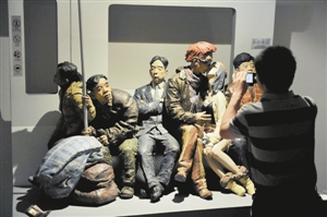 5月20日，“與時代同行——中國美術館建館50週年藏品大展”在北京中國美術館開幕。本次展覽共展出作品660余件，內容涵蓋國畫、油畫、雕塑、版畫等多個門類。展覽依託中國美術館藏精品，在以往學術研究和展覽陳列的基礎上，進一步對藏品進行梳理，通過“傳承與引進”“苦難與抗爭”“探求與拓進”“主人與家園”“反思與開放”“多樣與繁榮”六個部分，展現了一百多年來中國美術波瀾壯闊的歷史發展進程。圖為一名觀眾在中國美術館參觀拍攝展出雕塑作品《13號線•2011》。新華社記者 魯鵬 攝