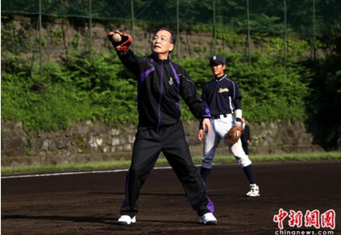 2010年5月31日，溫家寶在日本東京上智大學與大學生打棒球。