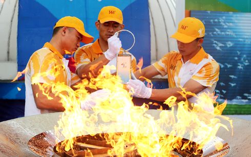 “冰清玉潔”四小鳳姐妹集體點燃火種盆