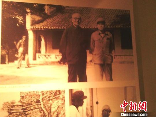 李小可和父親李可染一起留影的舊照片。　拾冠之　攝