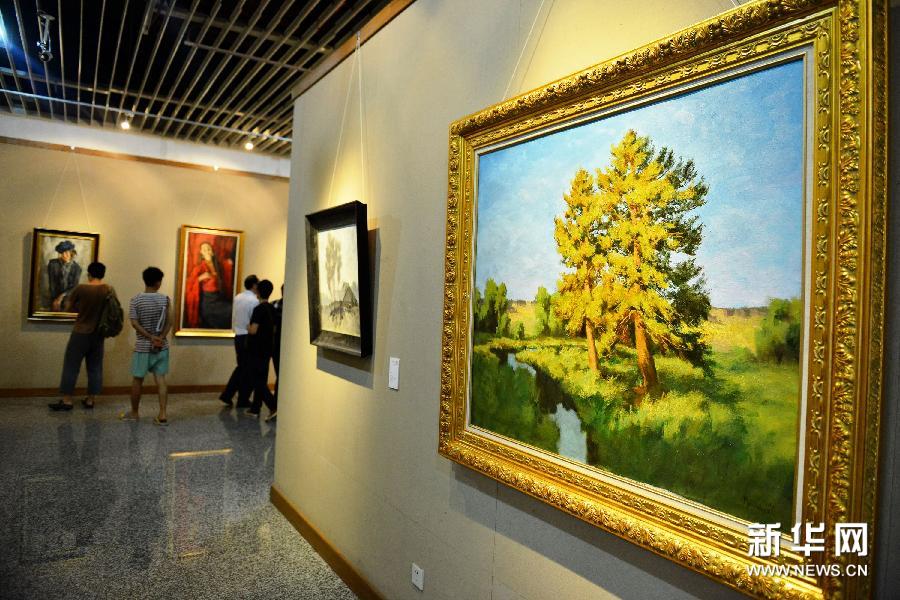 6月25日拍攝的列賓美術學院的油畫作品《松樹》