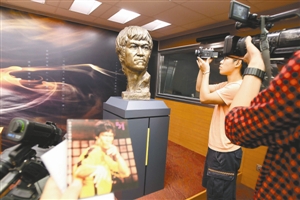 6月26日，香港記者在“武•藝•人生——李小龍”展覽記者會上採訪拍攝。