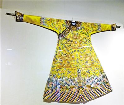展出的這件乾隆時期龍袍極為珍貴。