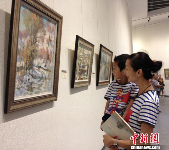 市民帶著孩子前往俄羅斯油畫珍藏巡迴展參觀。　孫權　攝