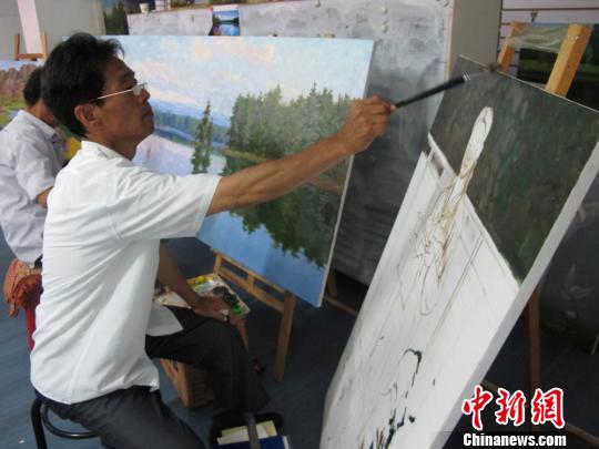 朝鮮畫家在畫展現場作畫　楊靜　攝