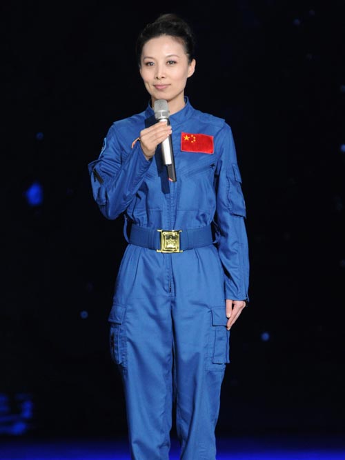 “太空教師”王亞平向孩子們講述她的“飛天夢”