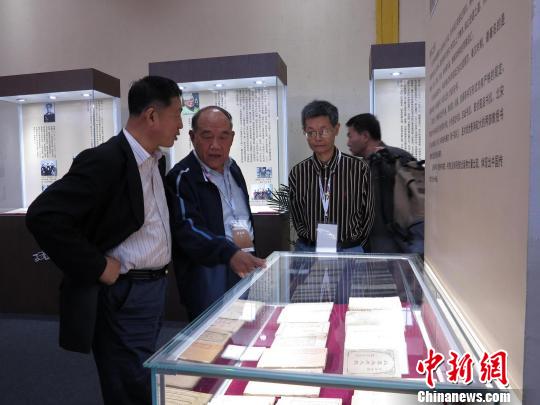 中華全國集郵聯合會副會長劉佳維（左一）與書信藏家仇潤喜（左二）在展覽現場　何俊波　攝