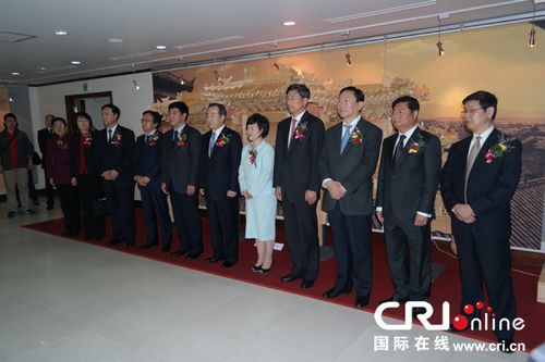 中韓兩國人士共同出席“中華牌樓展”開幕式。