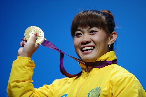2012年7月31日，哈薩克斯坦選手馬內扎獲得倫敦奧運會女子舉重63公斤級金牌。（圖片來自網絡）