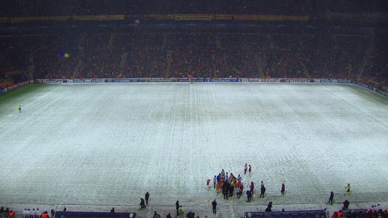球場被大雪冰雹覆蓋