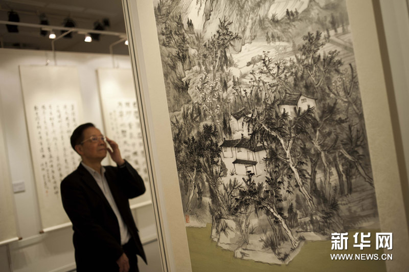 1月4日，嘉賓在觀看書畫作品。