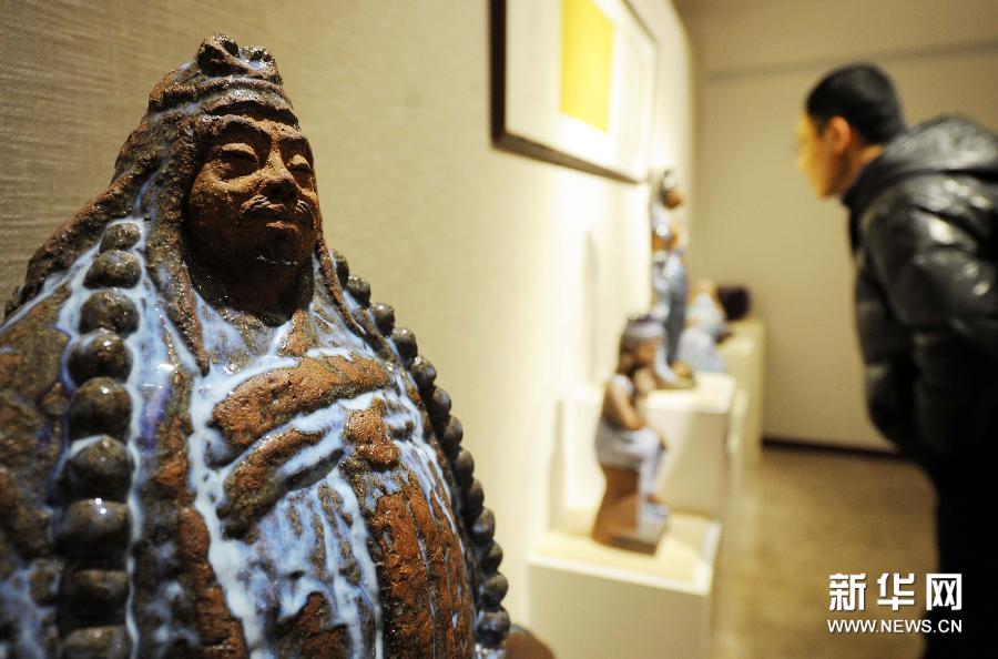 （2）1月9日，參觀者在欣賞陶瓷作品。
