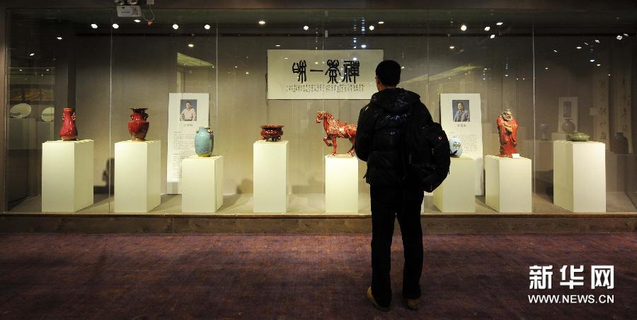  （3）01月9日，參觀者在欣賞陶瓷作品。