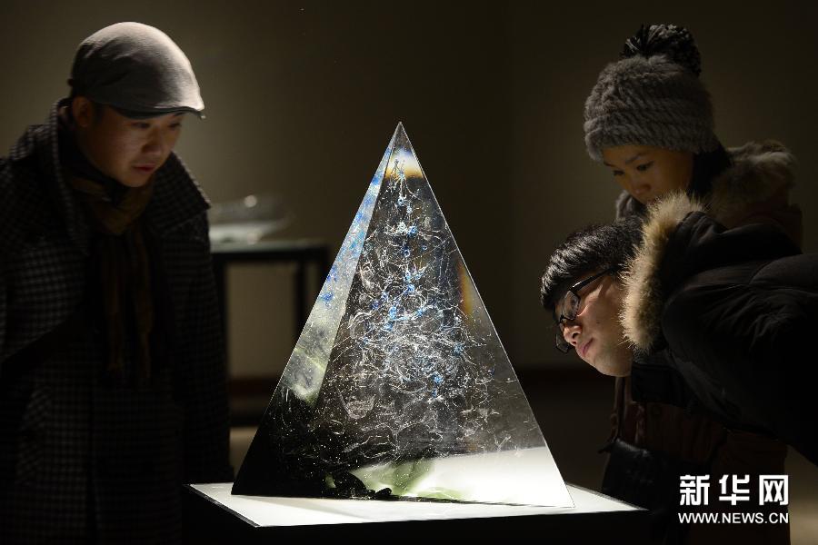   （3）1月13日，在杭州中國美術學院美術館，參觀者在欣賞藝術家秦嶺的鍛造玻璃藝術作品《夏山》。　