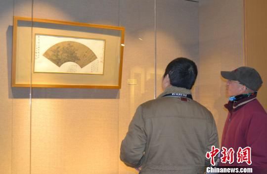 　1月15日，兩位參觀者在欣賞唐寅作品《讀書圖》。中新社發 蘇路程 攝