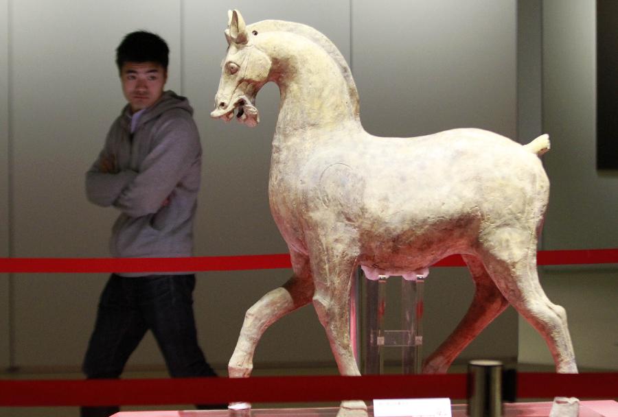 （4）1月22日，參觀者在南京博物院特展館欣賞東漢年間的陶馬。