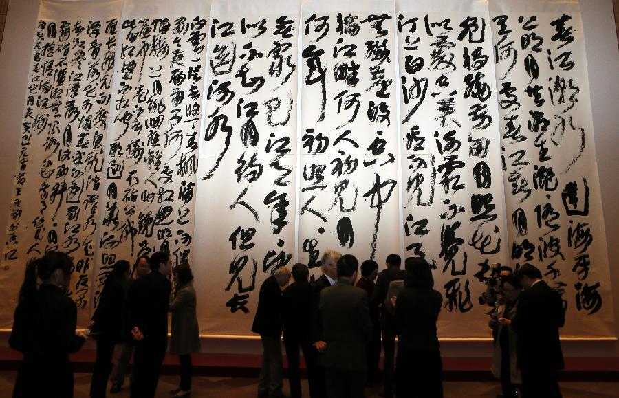 （1）1月21日，觀眾在香港文化中心參觀大型書法作品《春江花月夜》。