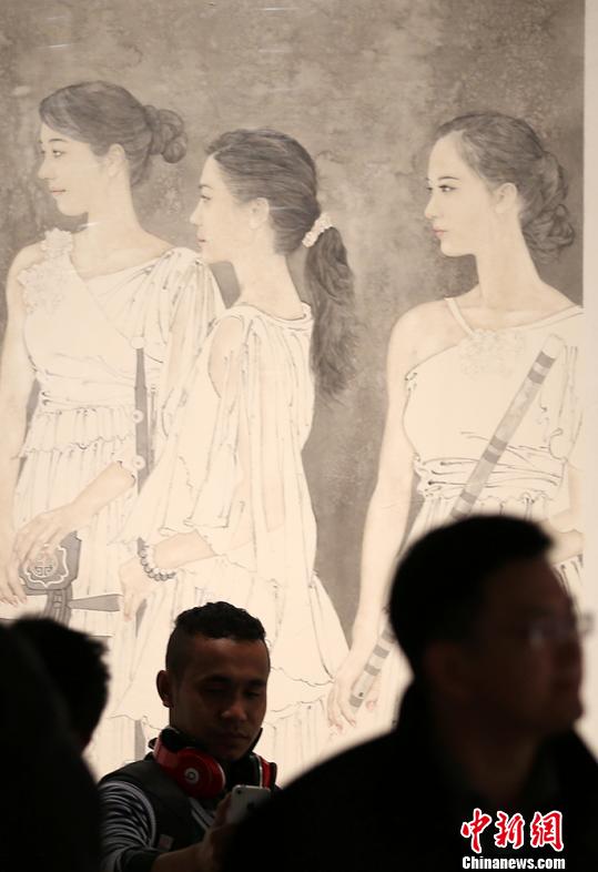 觀眾被展出的中國畫作品吸引。泱波　攝