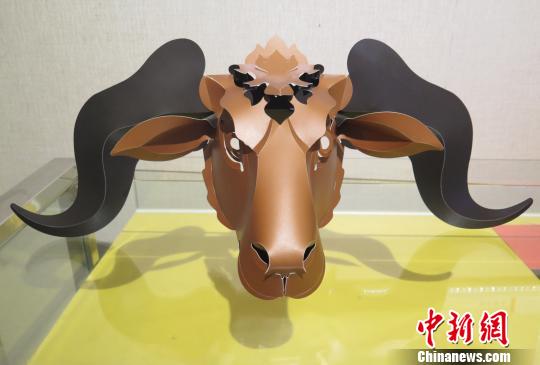 台灣剪紙藝人洪新富作品《牛》。　黃水英　攝