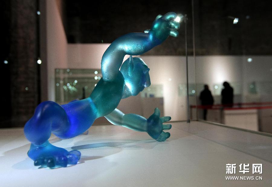   （4）2月28日，參觀者在“中國當代玻璃藝術展”上欣賞玻璃藝術作品。