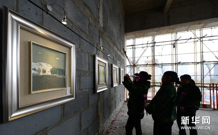     （3）3月5日，幾位女工人在觀看畫展。