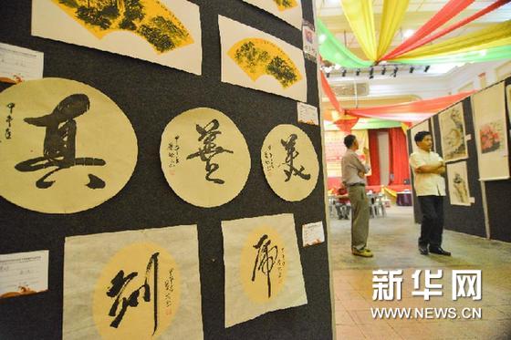     3月4日，在馬來西亞首都吉隆坡，參觀者在邀請展上欣賞書畫作品。新華網圖片 張紋綜 攝