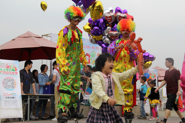 禮品派送現場，小女孩笑容如花