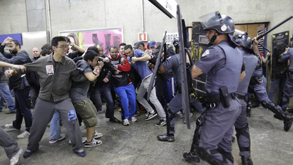 Continúan en huelga trabajadores de metro de  Brasil