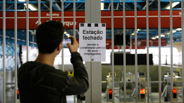 Continúan en huelga trabajadores de metro de  Brasil