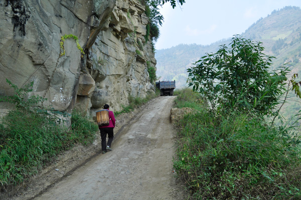 通往“寸腰學堂”的地方山高路險