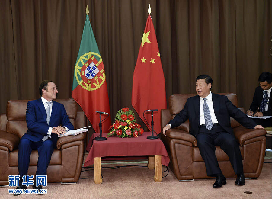 當地時間7月24日，國家主席習近平在葡萄牙特塞拉島會見葡萄牙總統代表、副總理波塔斯。 新華社記者 李學仁 攝