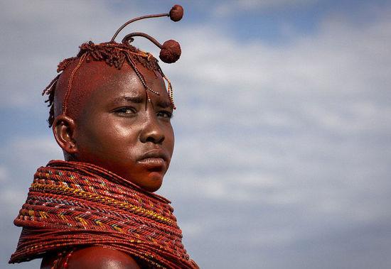 肯尼亞隱秘部族揭秘：戴5公斤重項鏈 往身上涂糞(高清組圖)