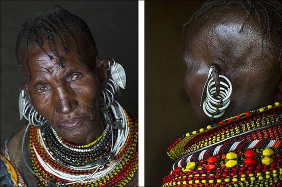 肯尼亞隱秘部族揭秘：戴5公斤重項鏈 往身上涂糞(高清組圖)