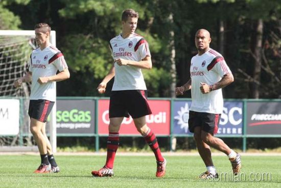 托雷斯與兩位荷蘭隊友范-金克爾、德容參加訓練