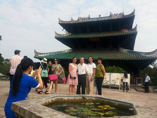 遊客在中國古代江南四大名樓之一真武閣前合影。 方靖文 攝影