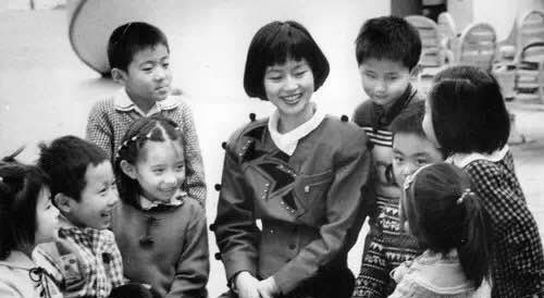 1988年鞠萍姐姐主持《七巧板》