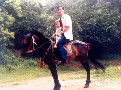 80後小時候都愛和爸爸騎馬照相