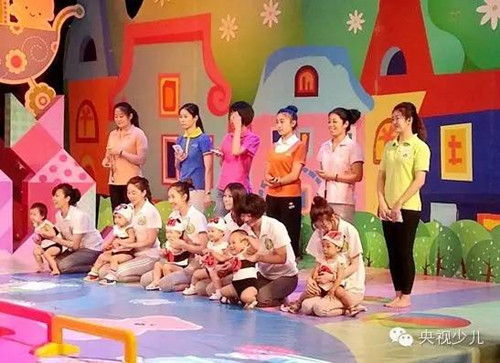 熊貓隊的6位小寶寶正在和觀眾們打招呼！