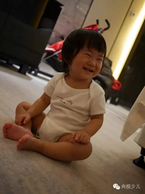 17號寶貝：劉恩，小名果妞兒，1歲11個月。一個能文能武的女漢子！