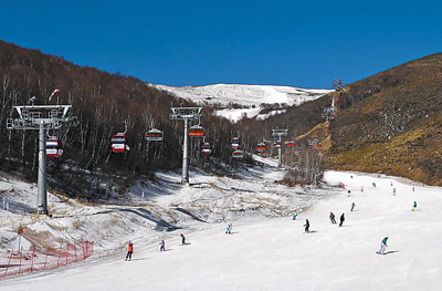 圖為滑雪愛好者在位於河北省張家口市崇禮縣的雲頂滑雪場滑雪。 　　新華社記者 公 磊攝