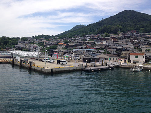 男木島，渡輪馬上要靠岸。